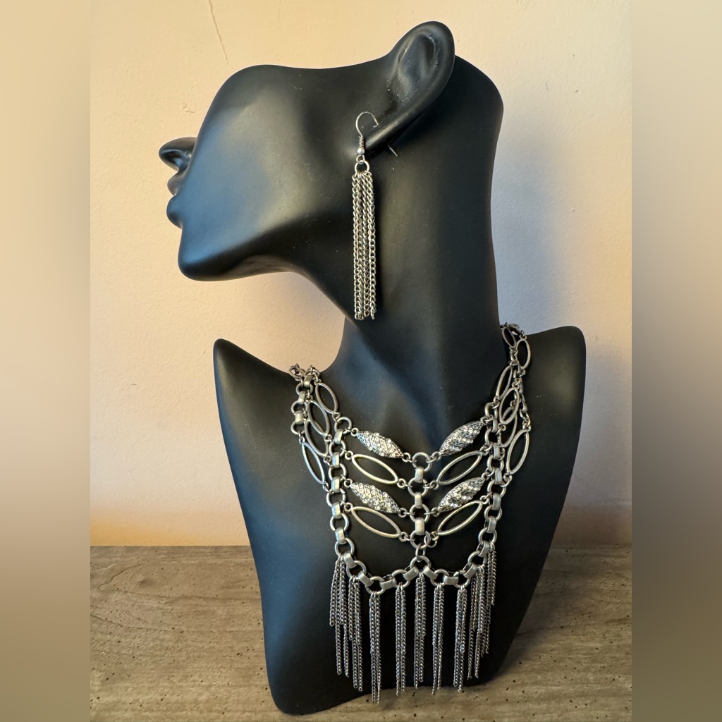 Silver Tone Necklace And Earring Set Silver Tone Necklace And Earring Set